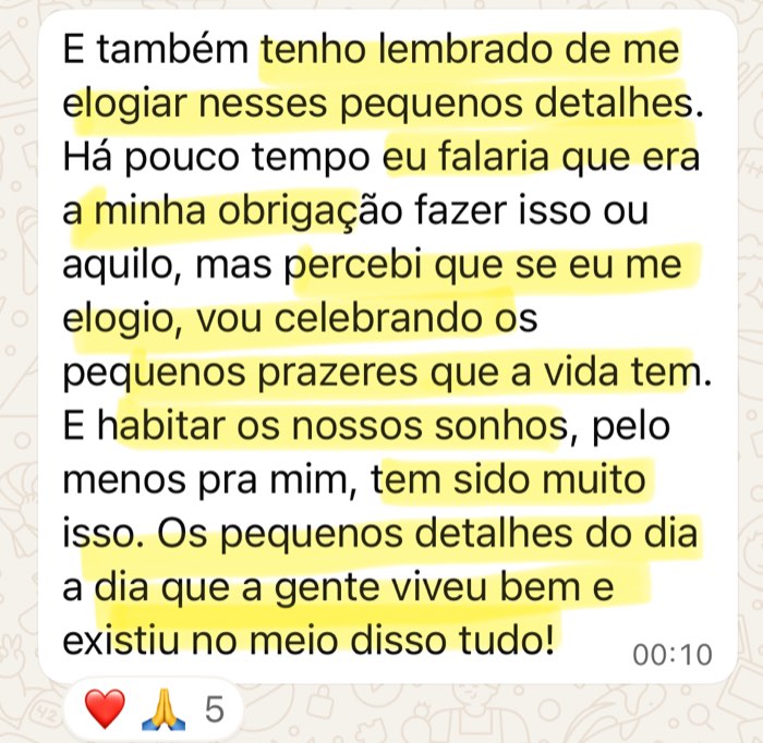 Mensagem de uma participante contando que passou a celebrar os pequenos detalhes do dia a dia e a existir no meio deles.